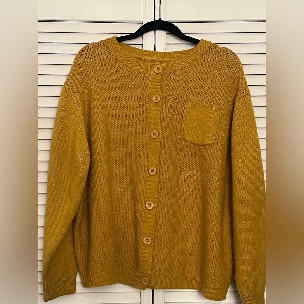 Solid Mustard color with a vintage, "literary" style and ribbed trim